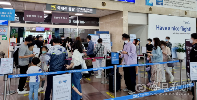 지난 5일 대구공항 국내선 출국장이 여행을 떠나는 시민들로 북적이고 있다. 정운철 기자 woon@imaeil.com