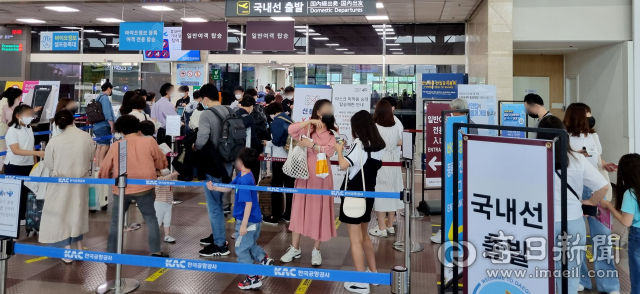 어린이날 연휴가 시작된 5일 대구공항 국내선 출국장이 여행을 떠나는 시민들로 북적이고 있다. 정운철 기자 woon@imaeil.com