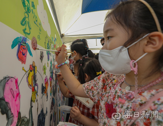 5일 오전 대구 북구 시민운동장 야구장에서 어린이날 100주년을 기념해 열린 