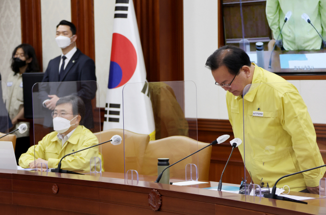 김부겸 국무총리가 6일 정부서울청사에서 열린 코로나19 대응 중앙재난안전대책본부 회의에서 고개 숙여 인사하고 있다. 연합뉴스