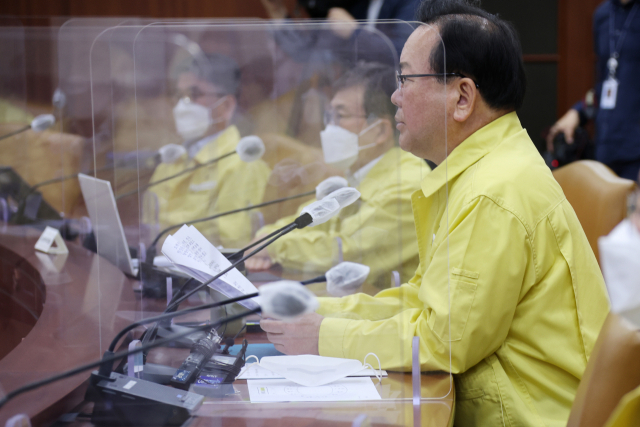 김부겸 국무총리가 6일 정부서울청사에서 열린 코로나19 대응 중앙재난안전대책본부 회의를 주재하고 있다. 연합뉴스