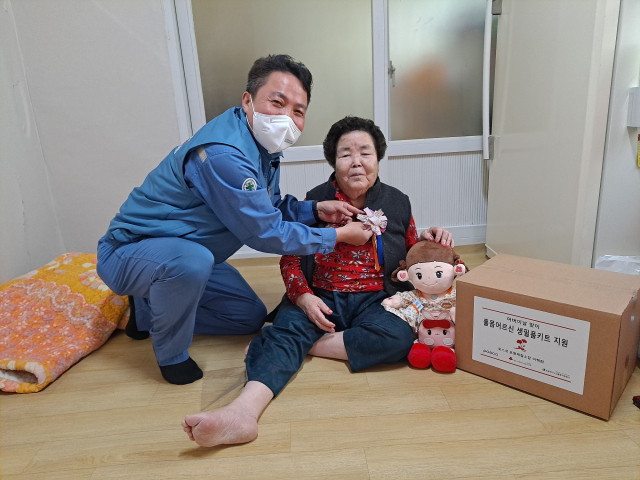 포항제철소 섬김이봉사단은 3, 4일 포항에 거주하는 홀몸 어르신을 찾아 카네이션과 생필품 키트 등을 전달했다. 포스코 제공