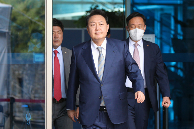 윤석열 대통령 당선인이 6일 오후 서울 종로구 통의동 대통령직인수위원회에서 나오고 있다. 연합뉴스
