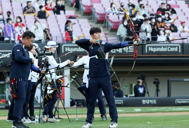 2022항저우아시안게임 양궁 국가대표 김제덕이 4일 광주기아챔피언스필드에서 키움 히어로즈와 KI 타이거즈의 경기에 앞서가진 특별훈련에서 활을 쏘고 있다. 연합뉴스