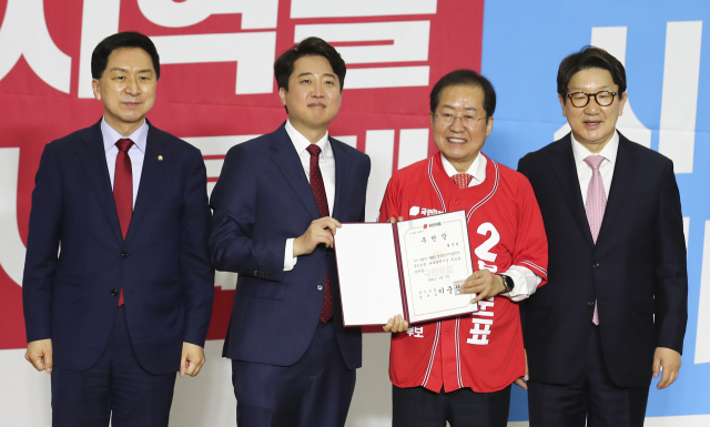 국민의힘 홍준표 대구시장 후보가 6일 오전 서울 여의도 국회 의원회관에서 열린 제8회 전국동시지방선거 중앙선대위발대식 및 광역단체장 공천장 수여식에 이준석 대표로부터 공천장을 받고 있다. 연합뉴스