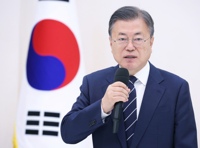 문재인 대통령이 4일 청와대 본관에서 열린 백서 발간 기념 국정과제위원회 초청 오찬에서 백서의 중요성에 대해 발언하고 있다. 연합뉴스
