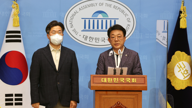 더불어민주당 허종식 의원(오른쪽)과 박찬대 의원이 5일 오후 서울 여의도 국회 소통관에서 이재명 상임고문의 인천 계양을 국회의원 보궐선거 출마를 요청하는 기자회견을 하고 있다. 연합뉴스
