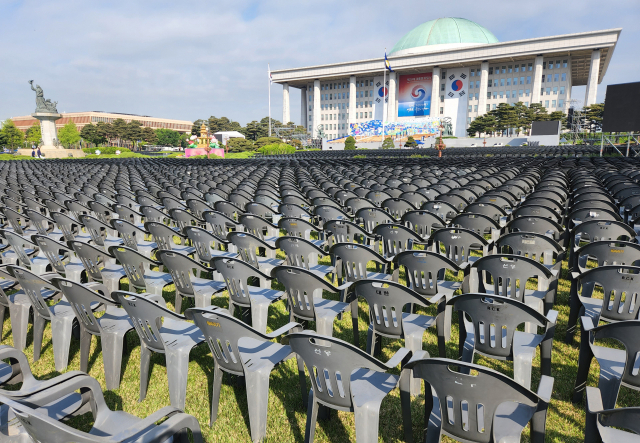 제20대 대통령 취임식을 나흘 앞둔 6일 국회 잔디광장에서 취임식 참석자들의 의자가 설치돼 있다. 연합뉴스