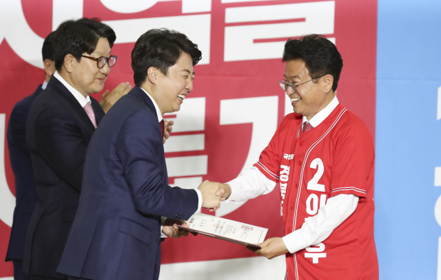 국민의힘 이철우 경북지사 후보가 6일 오전 서울 여의도 국회 의원회관에서 열린 제8회 전국동시지방선거 중앙선대위발대식 및 광역단체장 공천장 수여식에서 이준석 대표로부터 공천장을 받고 있다. 연합뉴스