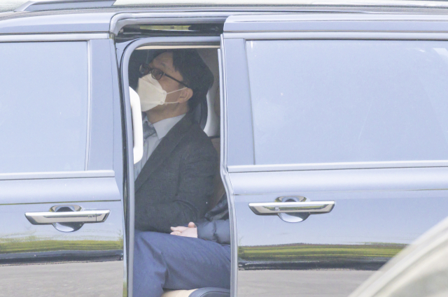 김진욱 고위공직자범죄수사처장이 지난 4일 점심시간 정부과천청사 내 고위공직자범죄수사처를 나서고 있다. 연합뉴스