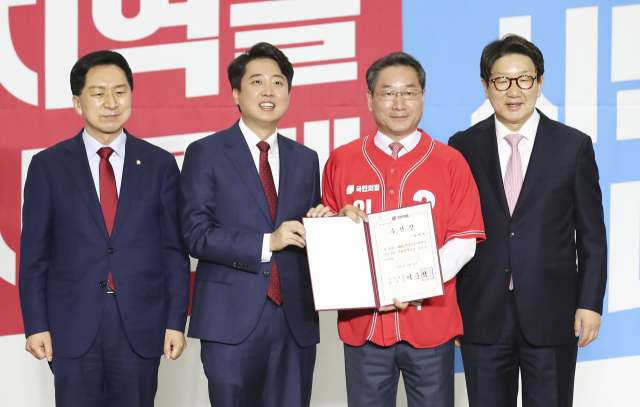 국민의힘 유정복 인천시장 후보가 6일 오전 서울 여의도 국회 의원회관에서 열린 제8회 전국동시지방선거 중앙선대위발대식 및 광역단체장 공천장 수여식에 이준석 대표로부터 공천장을 받고 있다. 연합뉴스