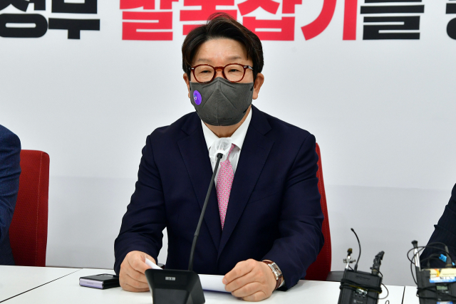 국민의힘 권성동 원내대표가 6일 국회 원내대표실을 예방한 정의당 이은주 신임 원내대표에게 인사말을 하고 있다. 연합뉴스