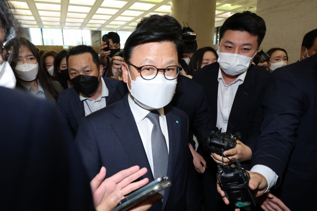 이원덕 우리은행장이 지난 3일 오후 서울 중구 은행회관에서 정은보 금감원장 주재로 열린 은행장 간담회에 참석하며 최근 본점에서 발생한 614억원 횡령 사건과 관련해 취재진의 질문을 받고 있다. 연합뉴스