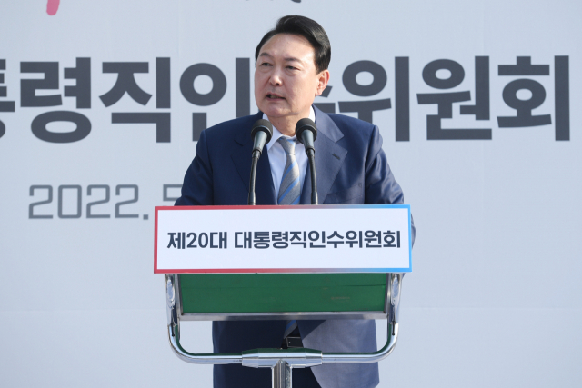 윤석열 대통령 당선인이 6일 오후 서울 종로구 삼청동 대통령직인수위원회 잔디광장에서 열린 제20대 대통령직인수위원회 해단식에서 발언하고 있다. 연합뉴스