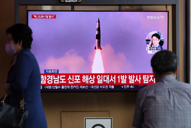 북한이 윤석열 대통령 당선인의 취임 사흘을 앞두고 잠수함발사탄도미사일(SLBM) 추정 1발을 발사한 7일 오후 서울역 대합실의 텔레비전에서 관련 뉴스가 나오고 있다. 연합뉴스