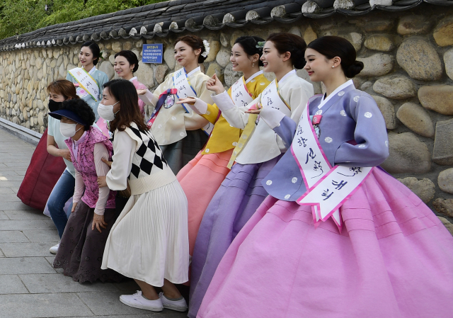 7일 전북 남원시 광한루원 일원에서 제92회 춘향제가 열린 가운데 미스 춘향들이 관광객들과 기념촬영을 하고 있다. 연합뉴스