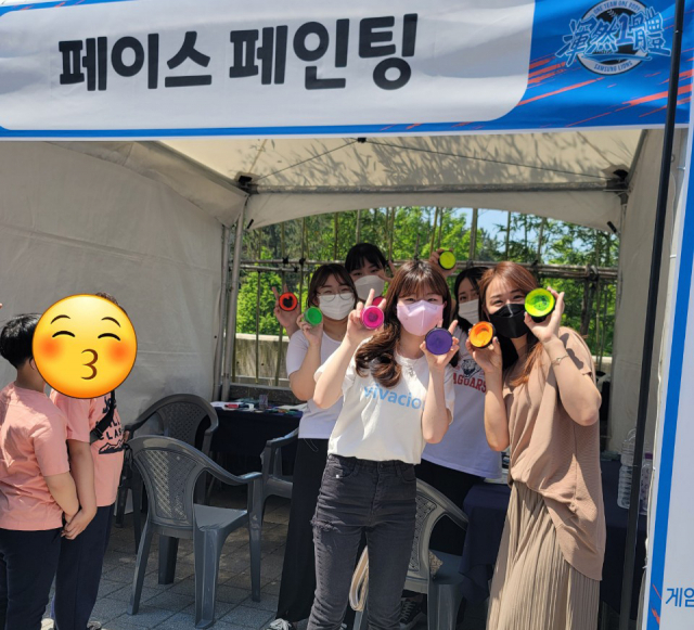 영진전문대 뷰티융합과가 지난 5일 대구 라이온즈파크에서 어린이들에게 페이스 페인팅을 하는 모습. 영진전문대 제공