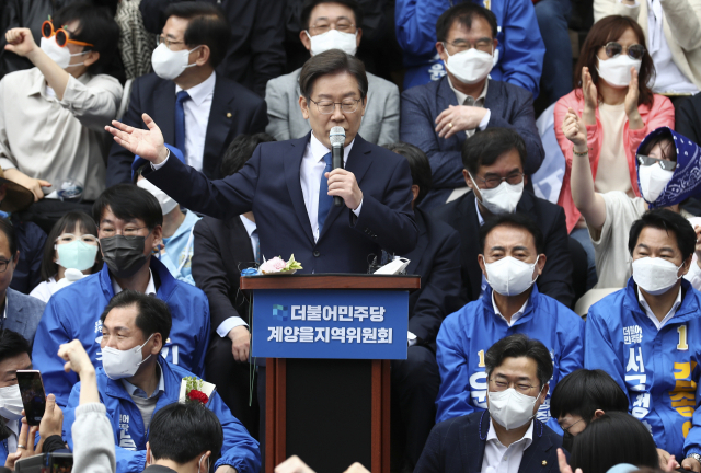 더불어민주당 이재명 상임고문이 8일 인천 계양산 야외공연장에서 계양을 국회의원 보궐선거 출마 선언 기자회견을 하고 있다. 연합뉴스