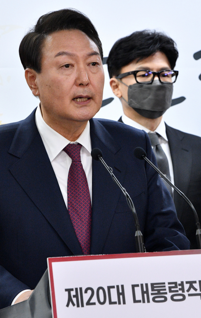 윤석열 대통령 당선인이 지난달 13일 서울 종로구 통의동 제20대 대통령직인수위원회 브리핑룸에서 2차 내각 발표를 하고 있다. 오른쪽은 한동훈 법무부 장관 후보자. 연합뉴스