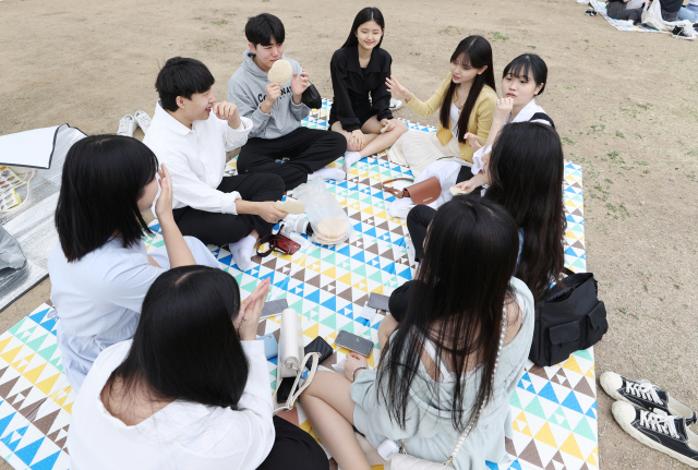 실외마스크 의무 해제 후 첫 주말인 8일 서울 영등포구 여의도한강공원에서 시민들이 휴일을 즐기고 있다. 연합뉴스