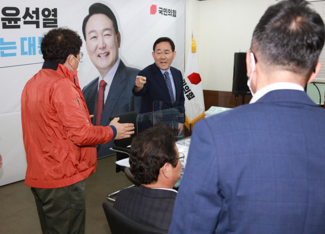 지난달 26일 오후 국민의힘 대구시당에서 주호영 대구시당 공천관리위원장이 대구지역 8개 구·군에 대한 지방선거 후보 및 경선 대상자를 발표한 뒤 공천배제된 예비후보 측 지지자들이 주 위원장에게 항의하고 있다. 연합뉴스