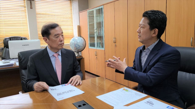 김장호(사진 오른쪽) 국민의힘 구미시장 후보가 김병준 지역균형발전위원장을 만나 구미 경제 재건을 위한 주요 현안을 건의하고 있다. 김장호 선거 캠프 제공