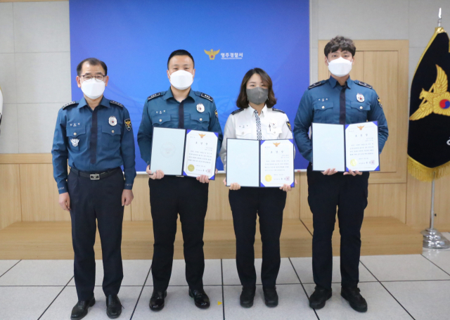 김보현·차민경(왼쪽 첫째 둘째)경장과 이진호(맨 오른쪽) 경위가 표창을 수여했다. 영주서 제공