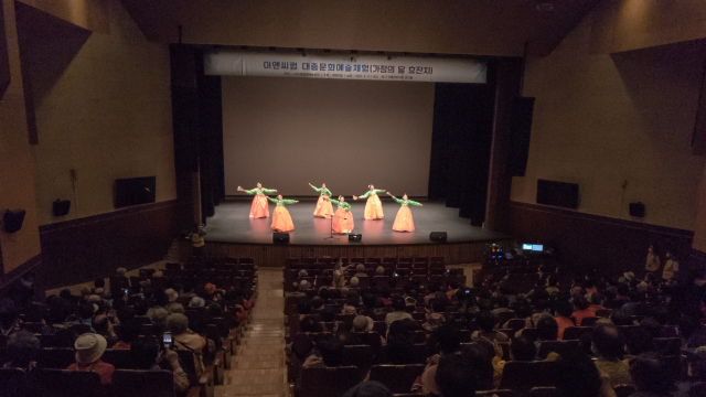 4일 북구 어울아트센터에서 열린 이엔씨컴 주최의 '효잔치'. 이엔씨컴 제공