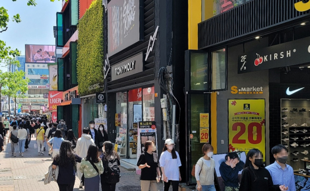 사회적 거리두기가 전면해제된 가운데 4일 오후 대구 번화가인 동성로가 시민들로 붐비고 있다. 연합뉴스