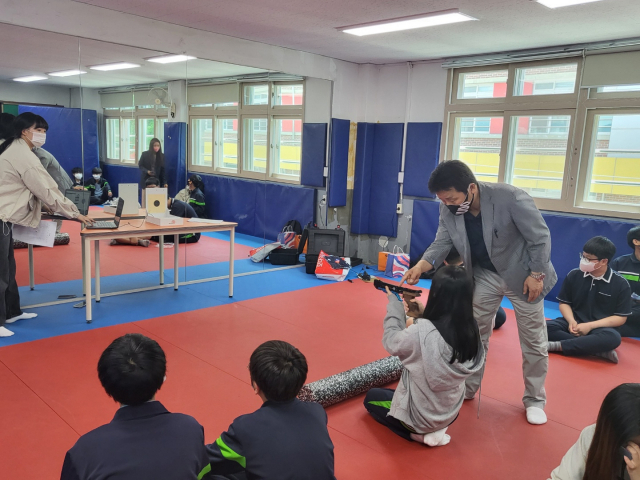 경찰 직업 체험 프로그램에서 대구 경암중 학생이 경호사격 실습을 하고 있다. 대구시교육청 제공