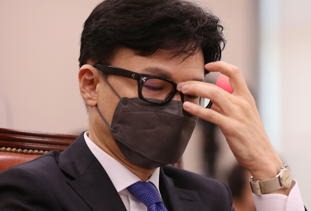 한동훈 법무부 장관 후보자가 9일 오전 국회에서 열린 인사청문회에서 생각하고 있다. 연합뉴스