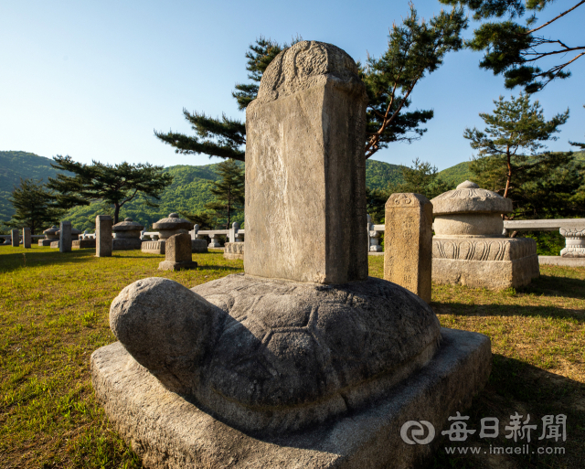 훼손된 세조 태봉비. 수양대군이 왕위(세조)에 오른 뒤 그의 태실 앞에 세운 비석에는 신하 홍윤성이 세조를 찬양한 글을 새겼으나 훼손돼 모두 사라졌다. 김태형 선임기자 thk@imaeil.com