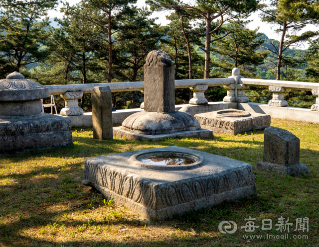 세조 태실과 태봉비 주변에 훼손된 안평대군(앞)과 화의군(뒤 오른쪽) 태실. 김태형 선임 기자 thk@imaeil.com
