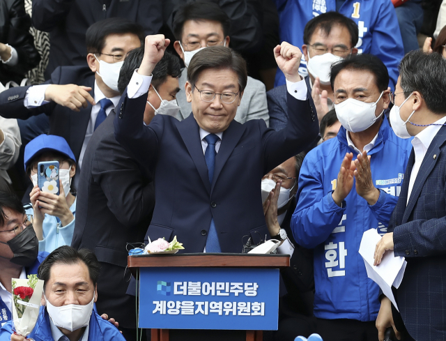 더불어민주당 이재명 상임고문이 8일 인천 계양산 야외공연장에서 계양을 국회의원 보궐선거 출마 선언 기자회견을 하고 있다. 연합뉴스