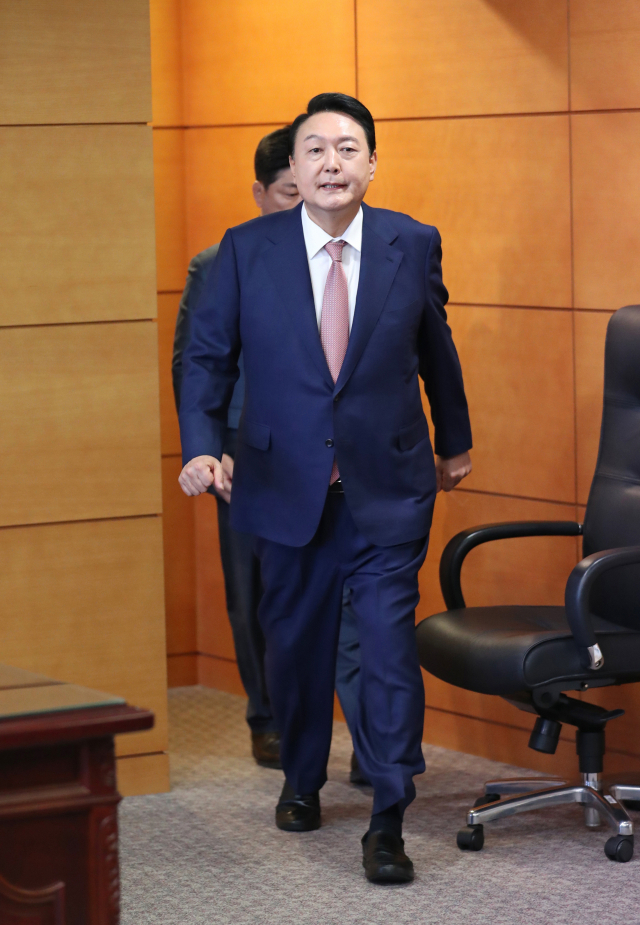 윤석열 대통령 당선인이 9일 서울 종로구 통의동 대통령직인수위원회 집무실에서 아만다 밀링 영국 국무상을 접견하기 위해 이동하고 있다. 연합뉴스