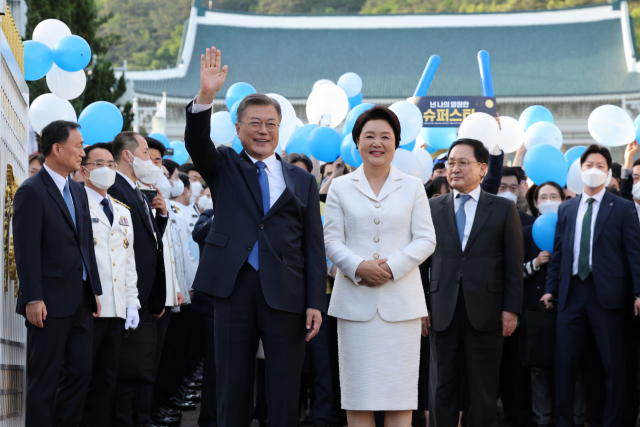 문재인 대통령과 김정숙 여사가 9일 오후 청와대 직원들의 배웅을 받으며 청와대를 나선 뒤 시민들을 향해 인사하고 있다. 연합뉴스