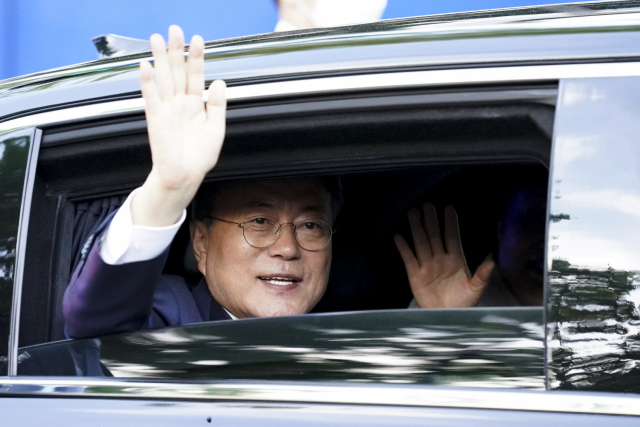 문재인 대통령이 9일 오후 청와대 앞 분수대를 지나며 퇴근길 마중 나온 시민들에게 손을 들어 인사하고 있다. 연합뉴스
