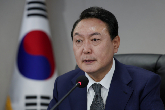 윤석열 대통령이 10일 0시 서울 용산 대통령실 국가위기관리센터 상황실에서 국군통수권 이양 및 북한 군사동향 등의 보고를 받으며 집무를 시작하고 있다. 연합뉴스