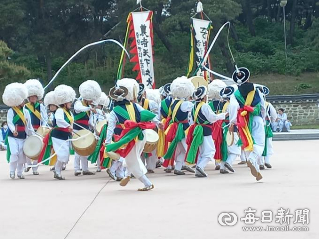 경산중방농악보존회가 제25회 황토현 전국농악경연대회에서 대상을 수상했다.경산중방농악보존회 제공