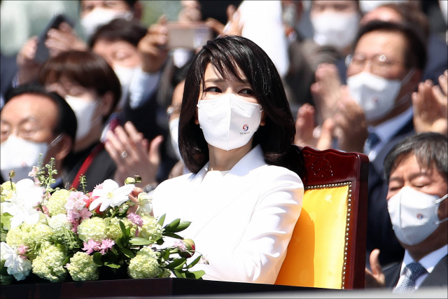 윤석열 대통령 부인 김건희 여사가 10일 국회에서 열린 제20대 대통령 취임식에서 박수를 치고 있다. 연합뉴스