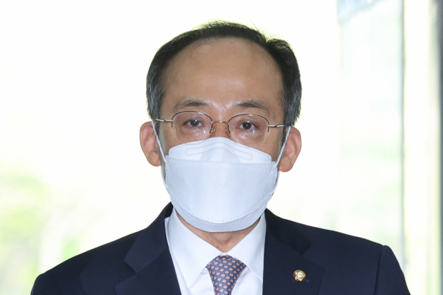 추경호 경제부총리 겸 기획재정부 장관 후보자가 11일 오전 서울 중구 예금보험공사에 마련된 청문회 준비 사무실로 출근하며 취재진의 질문에 답하고 있다. 연합뉴스