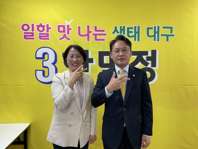 배진교 정의당 공동상임공동선거대책위원장이 10일 정의당 대구시당을 찾아 한민정 대구시장 후보를 응원했다. 김병훈 기자