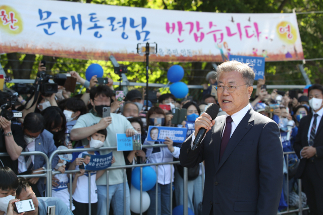 문재인 전 대통령이 10일 경남 양산 하북면 평산마을회관에서 사저로 향하기 앞서 지지자에게 인사하고 있다. 연합뉴스