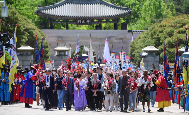 윤석열 정부 출범에 맞춰 청와대 국민 개방 기념행사가 열린 10일 서울 종로구 청와대 정문으로 국민대표 74인을 비롯한 관람객들이 입장하고 있다. 연합뉴스