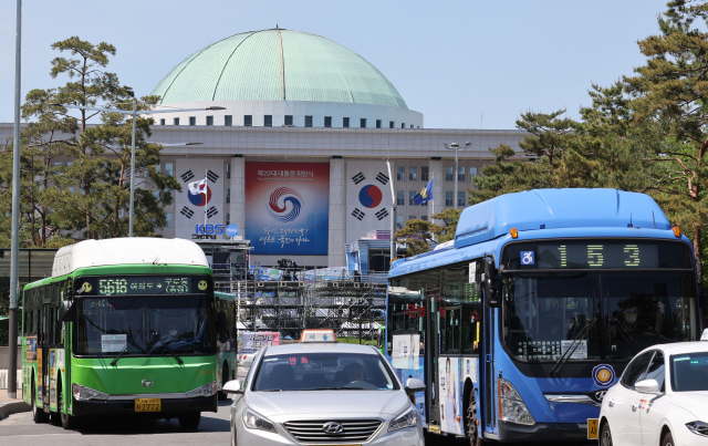 제20대 대통령 취임식을 하루 앞둔 9일 서울 여의도 의사당대로를 차량들이 지나고 있다. 서울경찰청은 오는 10일 오전 1시부터 오후 1시까지 국회 앞 주요 도로에서 교통통제를 한다고 이날 밝혔다. 주요 통제 구간은 국회대로 의원회관 앞∼서강대교 남단 0.9㎞, , 여의서로 의원회관 앞∼국회 뒷길∼서강대교 남단 1.6㎞, 의사당대로 국회 정문 앞∼여의도 지하차도∼여의도역 0.9㎞이며 양방향 전차로 모두 통제된다. 연합뉴스