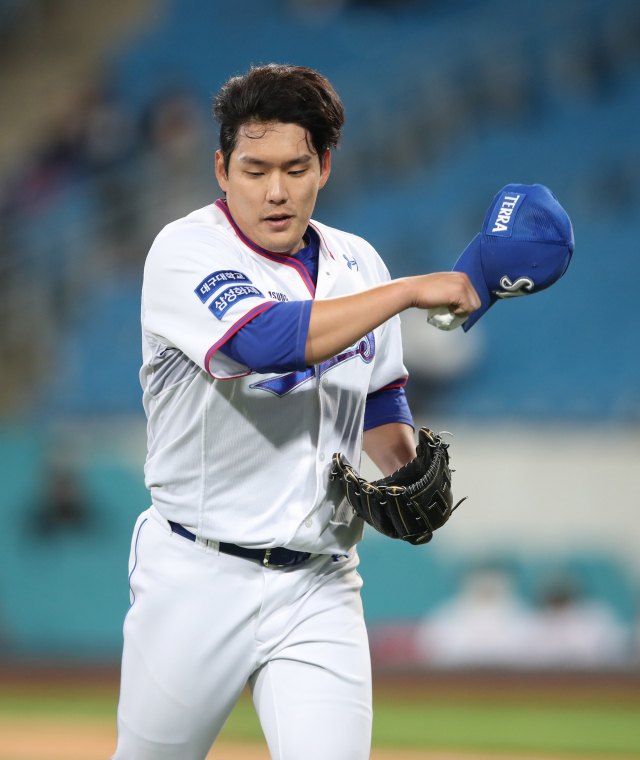 삼성라이온즈 투수 홍정우가 10일 대구삼성라이온즈파크에서 열린 SSG랜더스전에서 8회 역투 후 마운드를 내려가고 있다. 삼성라이온즈 제공