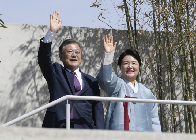 문재인 전 대통령 내외가 10일 오후 경남 양산시 하북면 평산마을 사저에서 인사하고 있다. 연합뉴스
