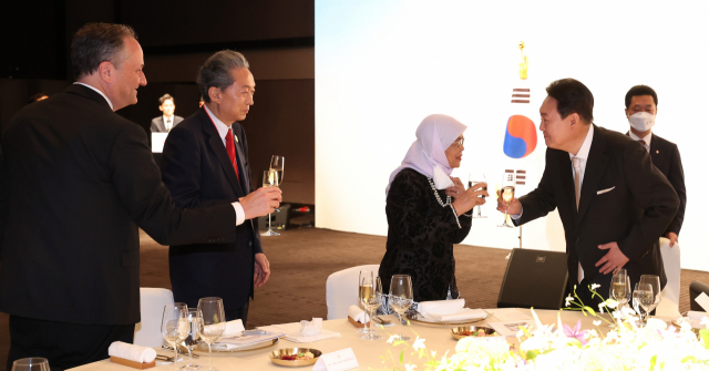 윤석열 대통령이 10일 오후 서울 중구 신라호텔에서 열린 외빈 초청만찬에서 할리마 야콥 싱가포르 대통령, 하토야마 유키오 전 일본 총리, 더글라스 엠호프 해리스 미국 부통령 부군과 건배하고 있다. 2 연합뉴스