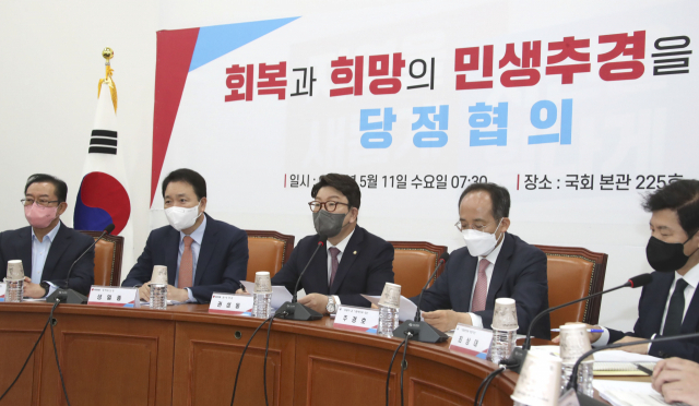 국민의힘 권성동 원내대표가 11일 국회에서 소상공인 손실보상 등을 위한 제2회 추경안 관련 당정 협의에서 발언하고 있다. 연합뉴스
