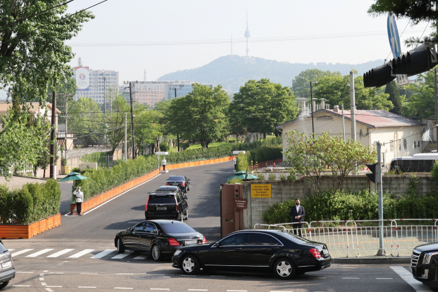 윤석열 대통령의 출근 차량 행렬이 11일 오전 서울 용산구 이촌역 인근 출입구(미군기지 13번 게이트)를 통해 대통령실로 들어가고 있다. 연합뉴스